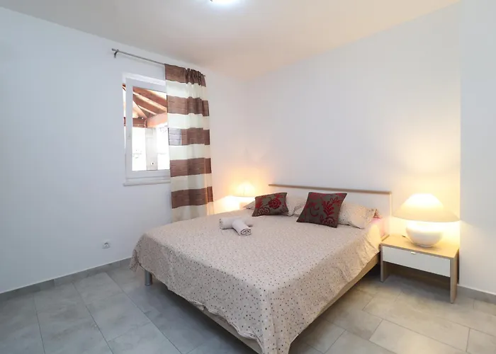 House Tia With Jacuzzi And Bbq In A Oasis